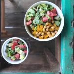 Kürbispüree, Salat und Kichererbsencroutons