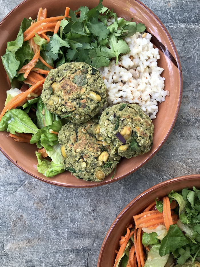 Falafel Bowl mit Salat, Reis und Tahini Dressing 