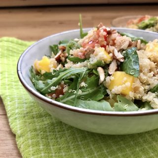 veganer Quinoa Salat mit Mango Ruccola und gehackten Mandeln