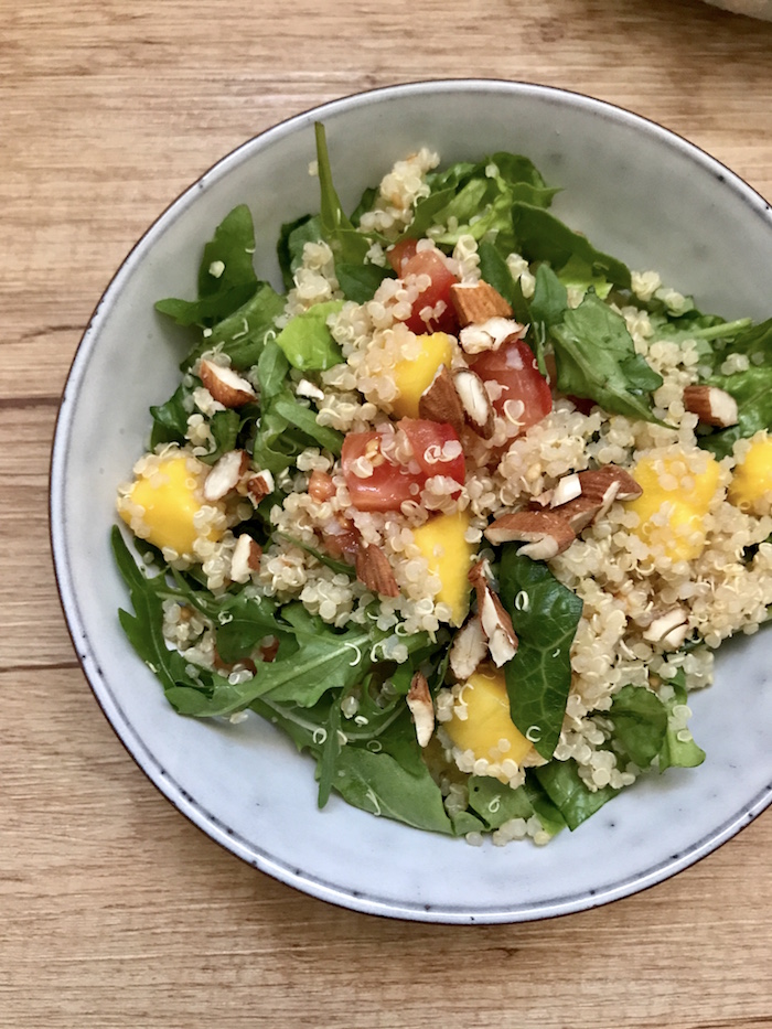vollwertiger Quinoa Salat mit Mango und Ruccola 