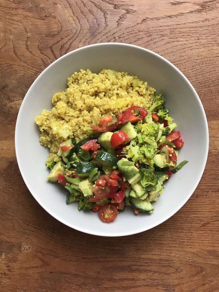 Quinoa Bowl mit Salat