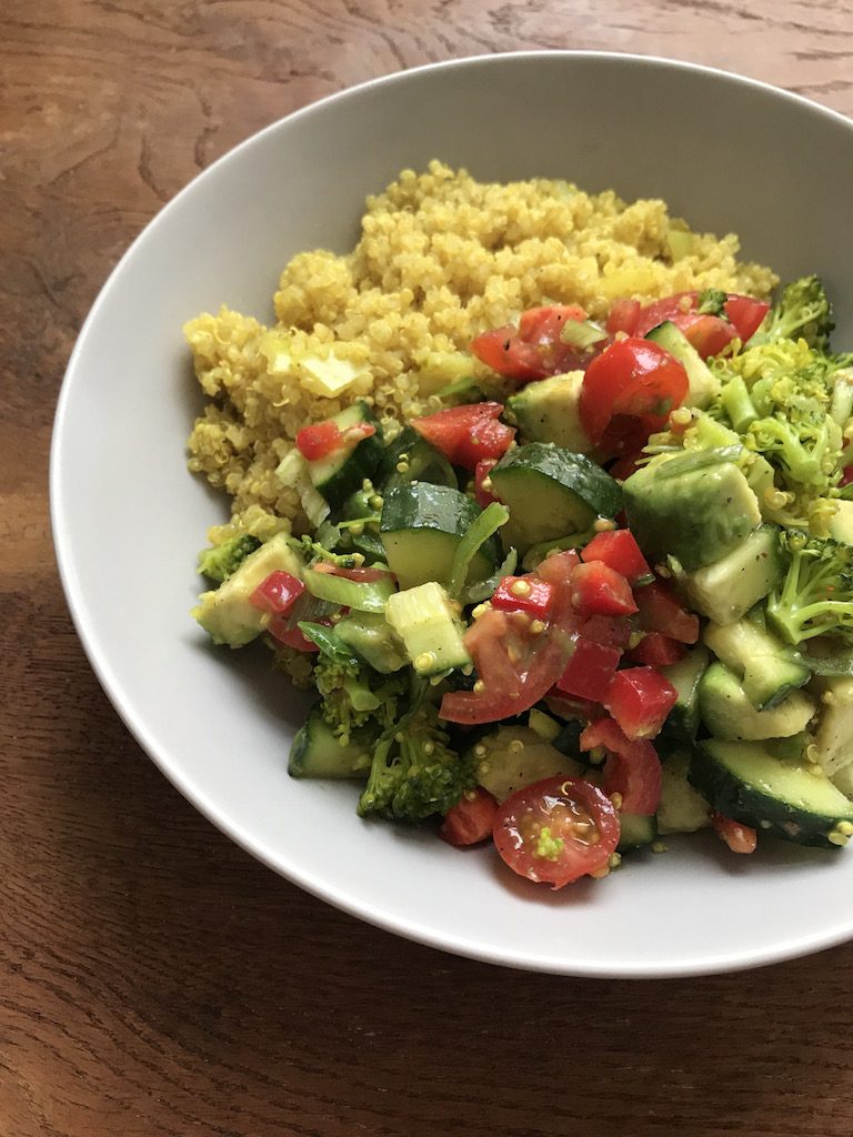 Quinoa Bowl mit buntem Salat