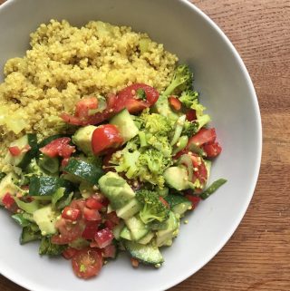 Quinoa mit Brokkoli Salat vegan